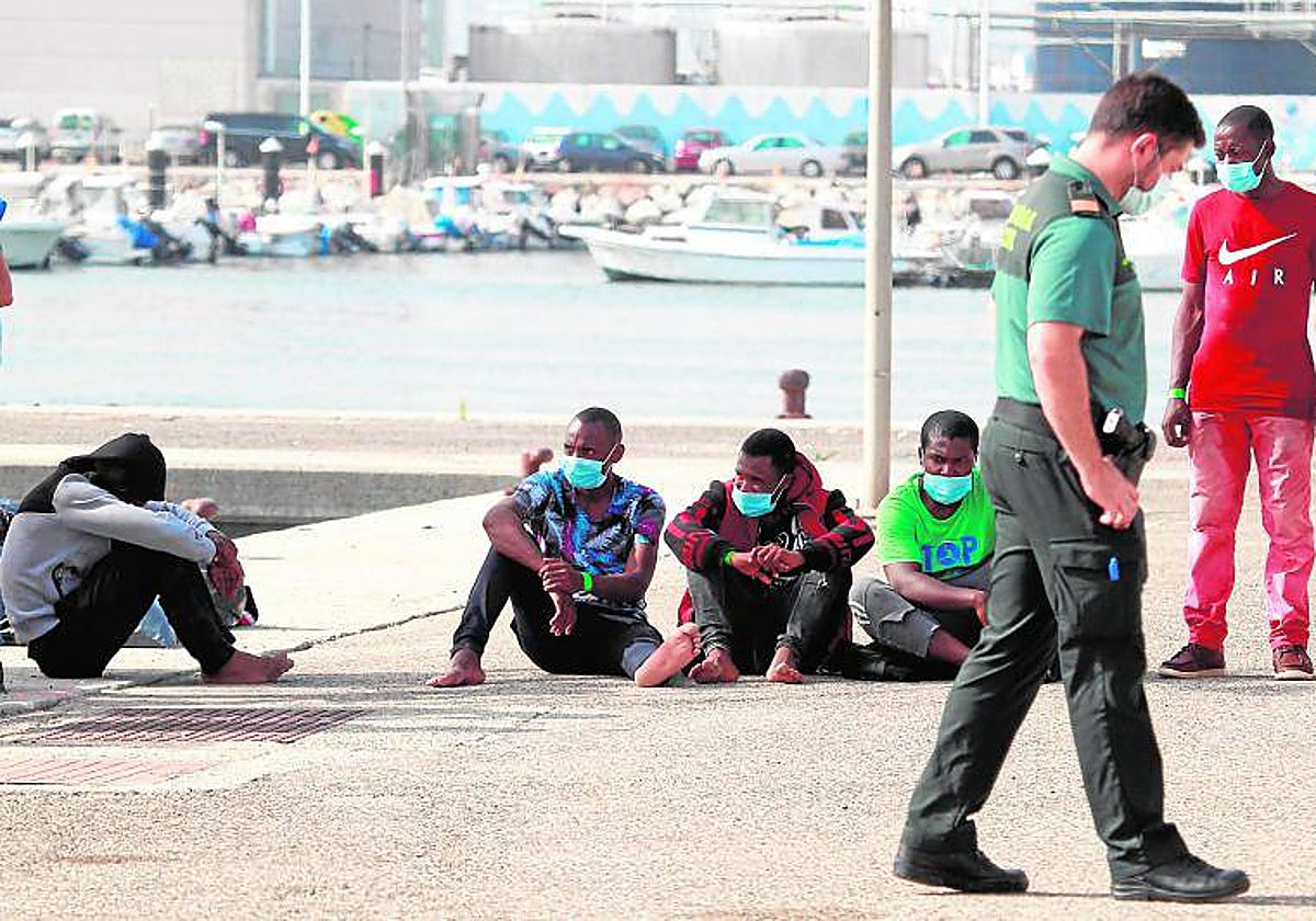 Varios inmigrantes en el Estrecho de Gibraltar antes de ser trasladados por la Guardia Civil