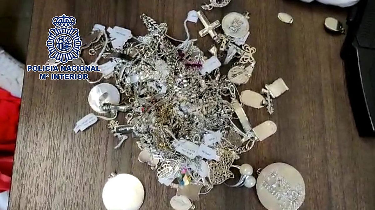 Imagen de las joyas intervenidas por la Policía Nacional a los dos atracadores
