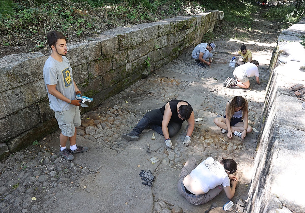 Un grupo de jóvenes trabaja en los cajones del canal en el yacimiento de Los Batanes