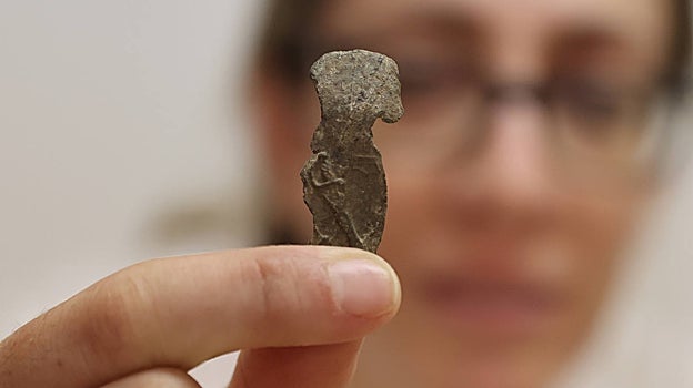 Un soldadito de plomo desenterrado del canal, en la sierra de Rascafría