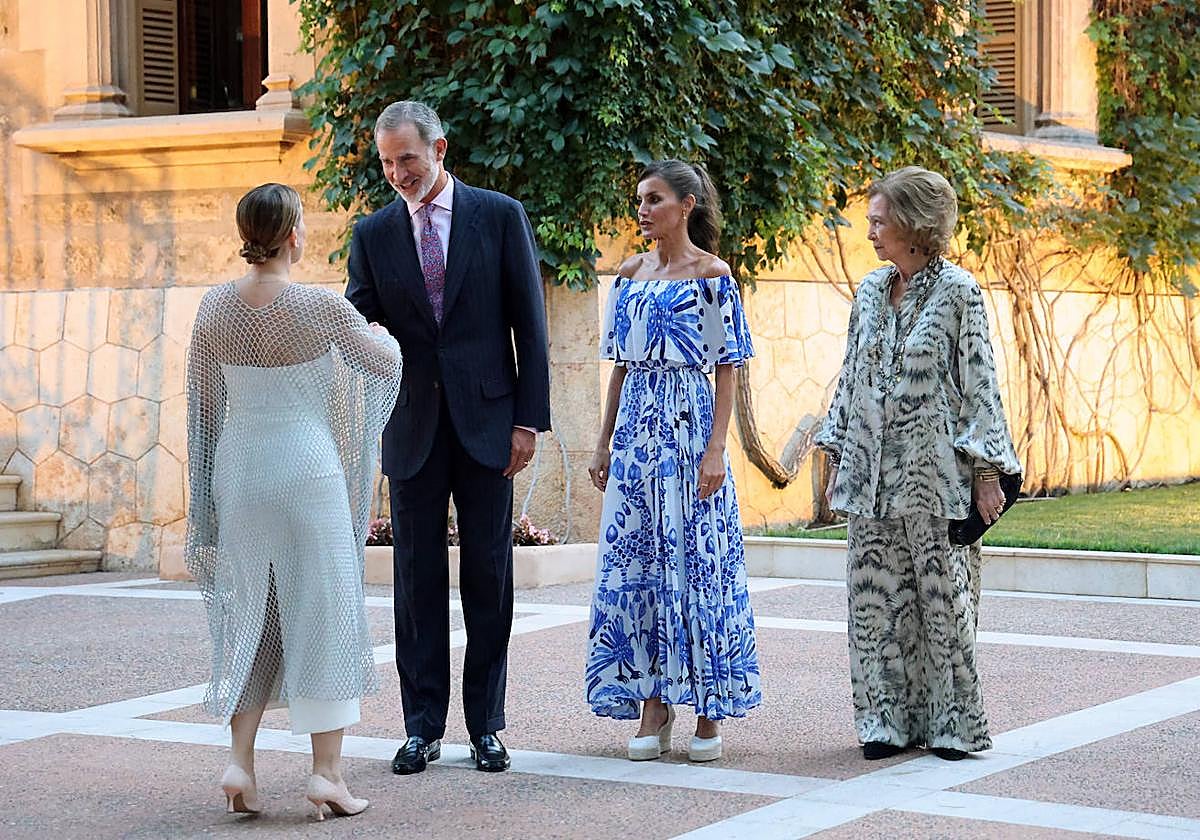 Felipe VI, Doña Letizia y Doña Sofía reciben a la sociedad civil balear en el Palacio de Marivent