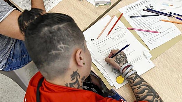 Roberto Carlos, durante una clase de Matemáticas en la cárcel de Mas d'Enric