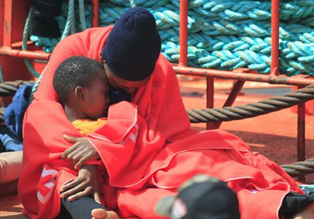 Un niño y su familiar, tras ser rescatados de una patera en las costas andaluzas