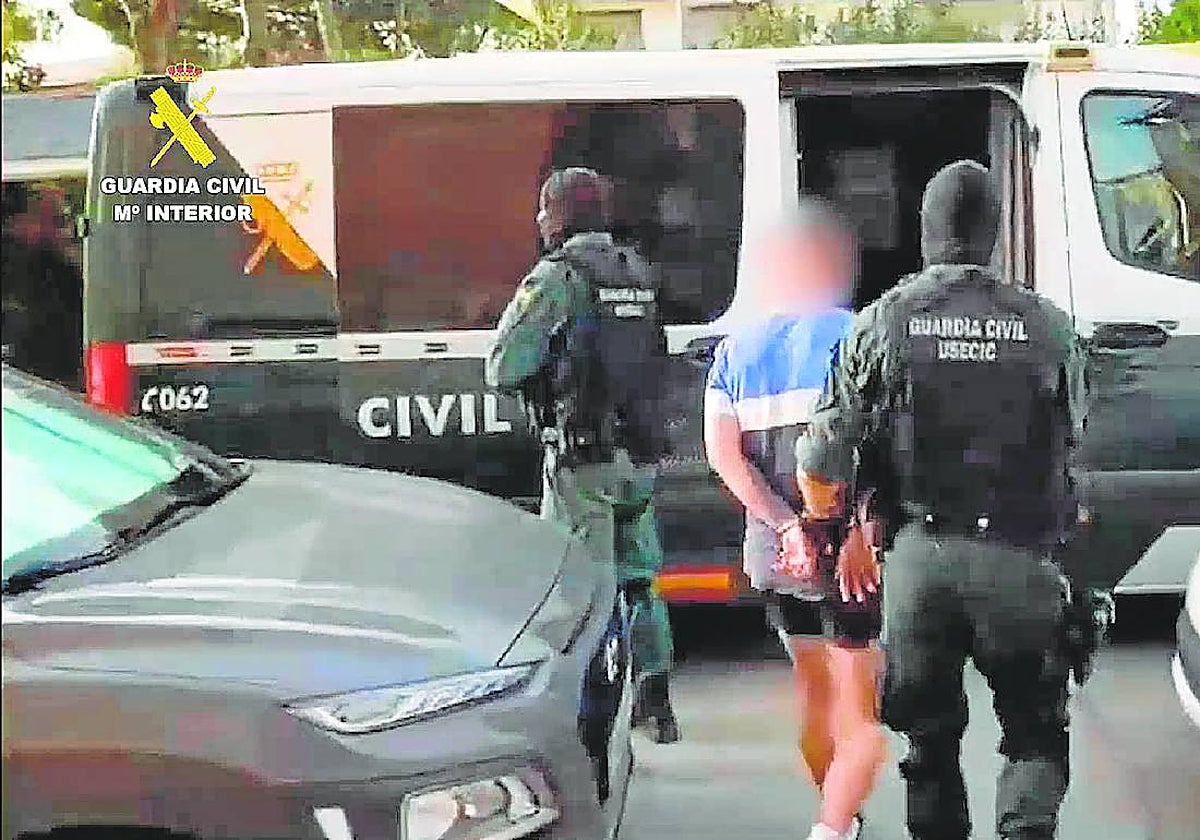 La Guardia Civil traslada a uno de los detenidos