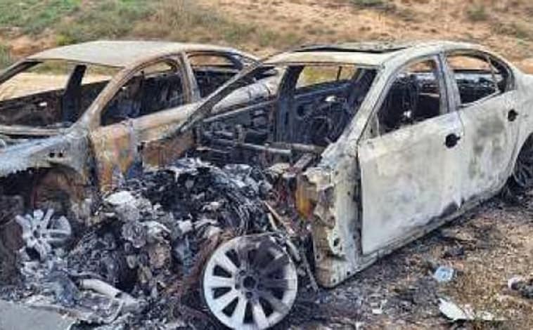 Imagen principal - Arriba, dos vehículos de alta gama -un Audi A6 y un BMW 350- calcinados en un descampado de Valencia. Abajo, imágenes de una sucursal bancaria tras detonar explosivos en el cajero automático.