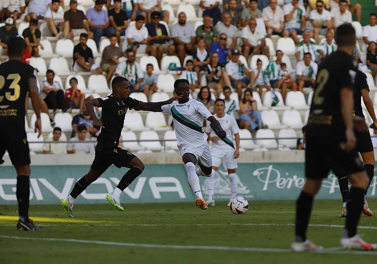 Diarra intenta golpear el balón ante un rival del Cádiz en El Arcángel