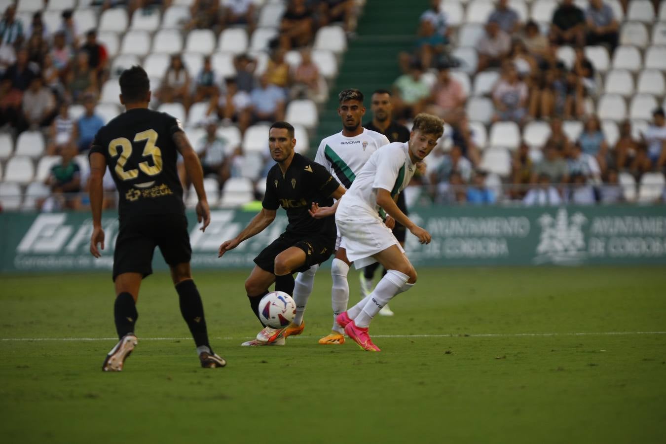 Las mejores imágenes del I Trofeo Puertas de Córdoba, disputado entre el Córdoba CF y el Cádiz CF