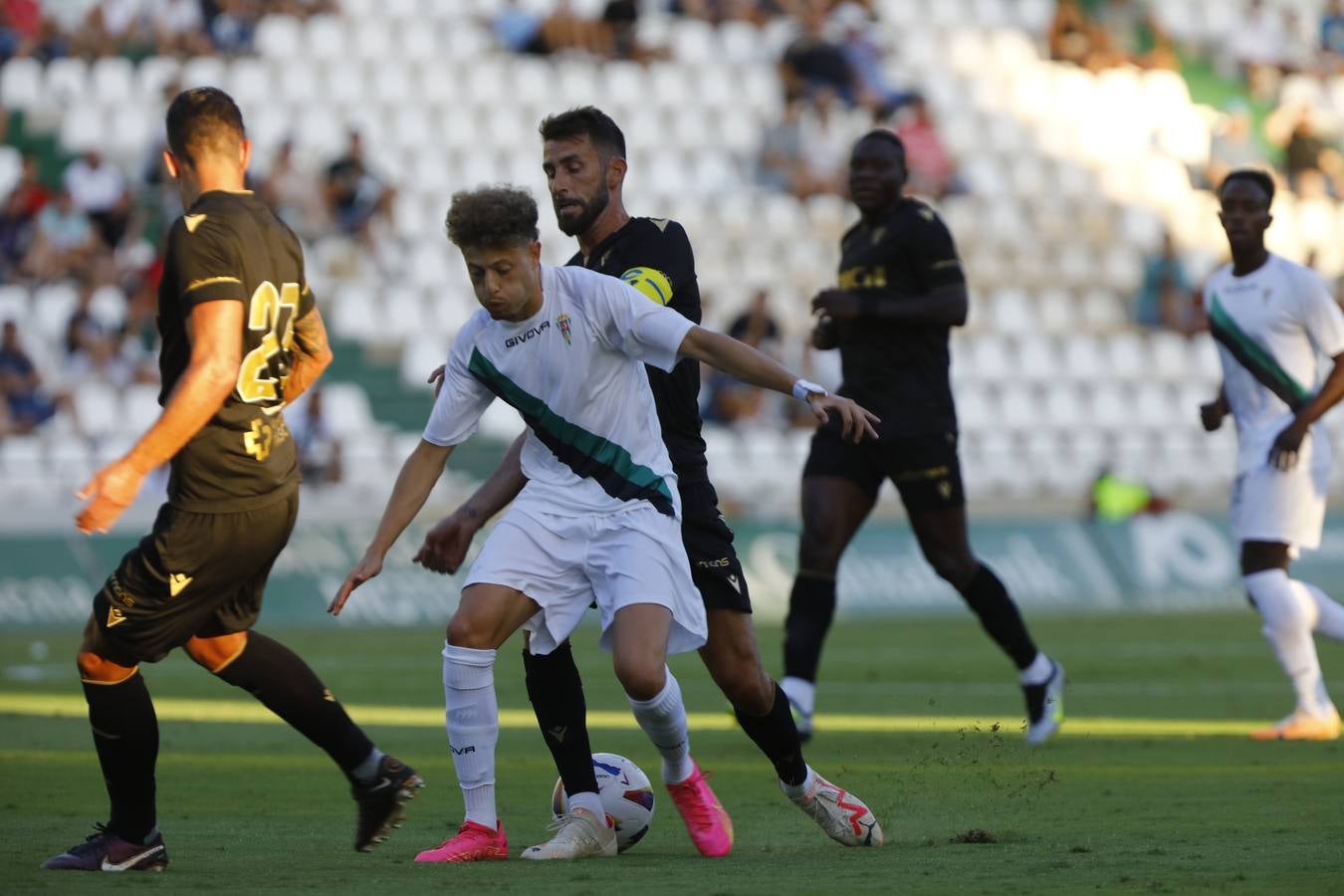 Las mejores imágenes del I Trofeo Puertas de Córdoba, disputado entre el Córdoba CF y el Cádiz CF