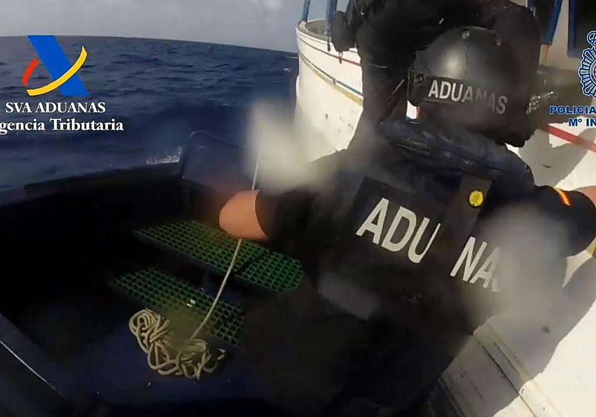 Momento del abordaje al pesquero cargado de cocaína