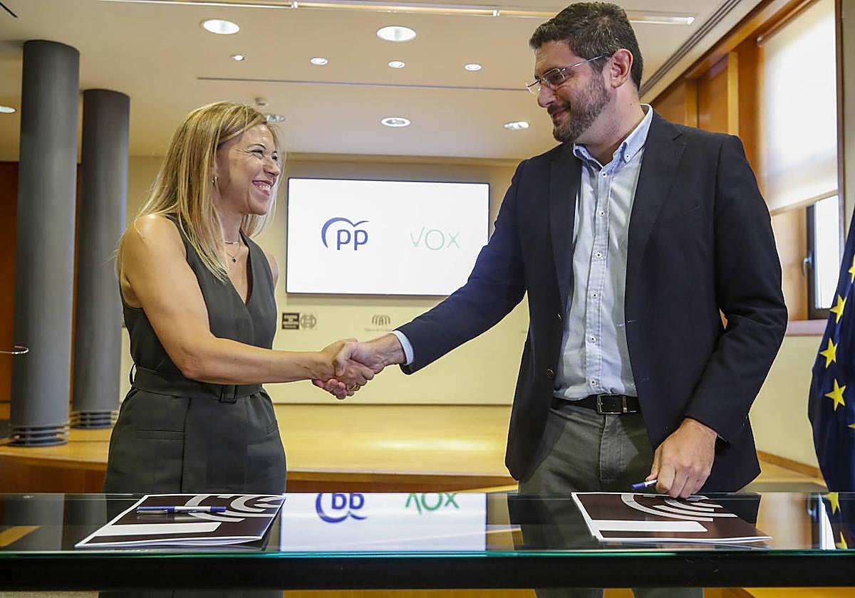 PP y Vox firman el acuerdo en Aragón sin la presencia del futuro presidente Jorge Azcón