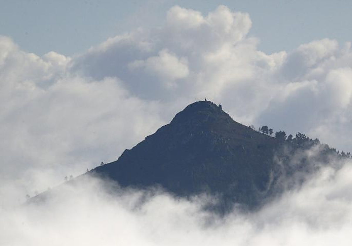 Las nubes envuelven el Pico Sacro, en las afueras de Santiago de Compostela, en una imagen de archivo