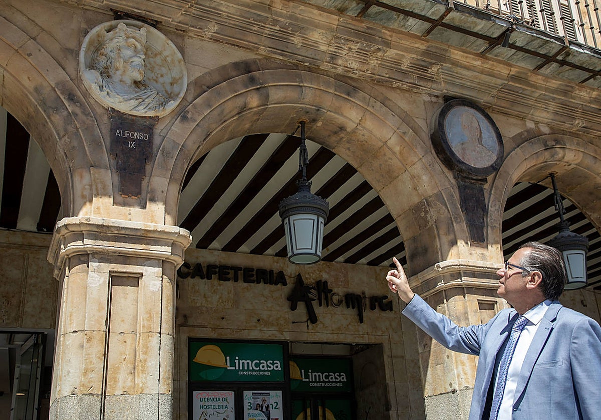 La plaza Mayor de Salamanca acoge el acto de descubrimiento del medallón de Alfonso IX, obra del escultor madrileño Óscar Alvariño