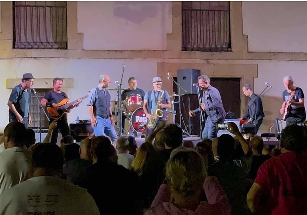 En la imagen, uno de los grupos que han participado en el 'Greetings from Peralejos'