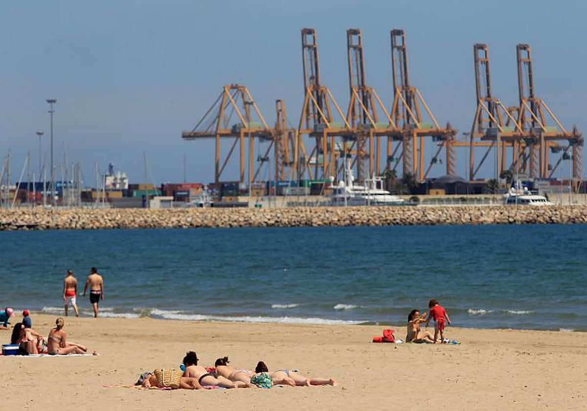 Imagen de archivo de la playa de Pinedo (Valencia)