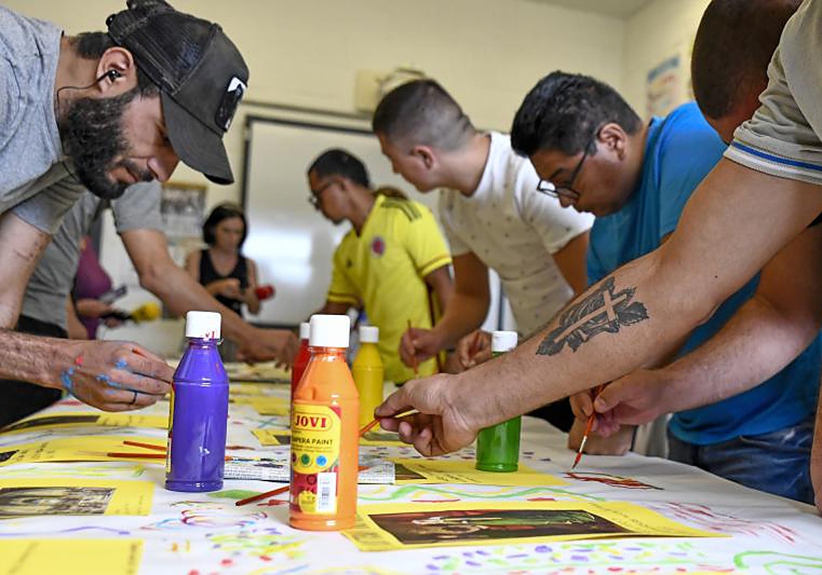 Internos de Mas d'Enric durante un taller de pintura este verano