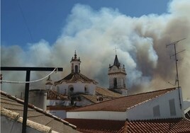 Un incendio provocado obliga a desalojar vecinos de Bonares, en Huelva