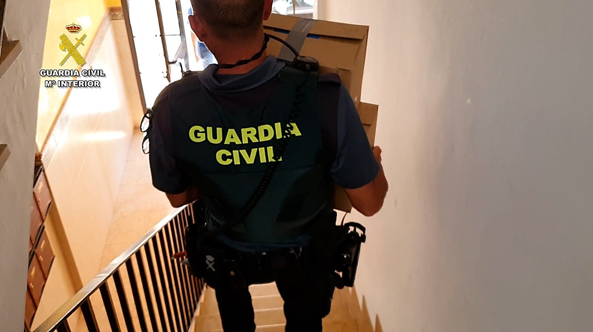 Imagen de un agente de la Guardia Civil tras detener a seis personas por estafar pólizas de seguro en Valencia