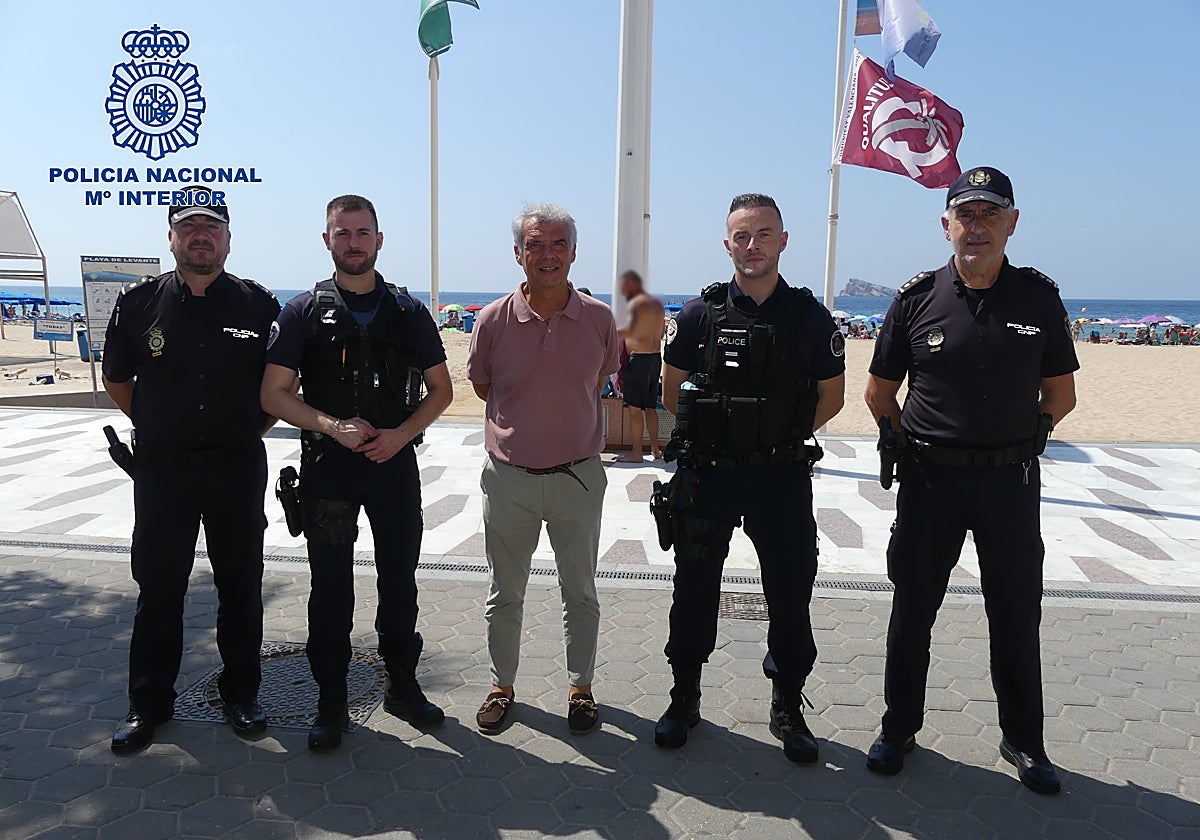 Imagen de agentes de la Policía Nacional española y francesa en una playa de Benidorm