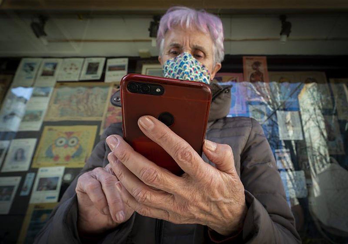 Una mujer consulta su teléfono móvil