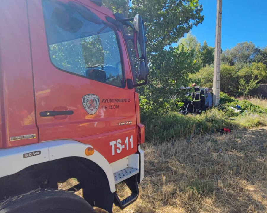 Un muerto y tres heridos, entre ellos una niña de cuatro años, en una salida de vía en Calzada del Coto (León)