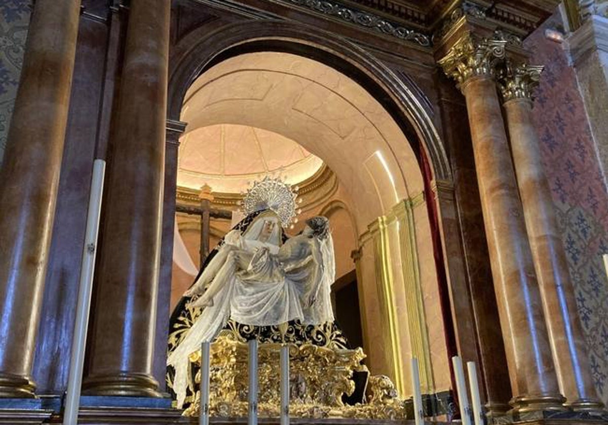 Nuestra Señora de las Angustias, en su camarín de la iglesia de San Agustín