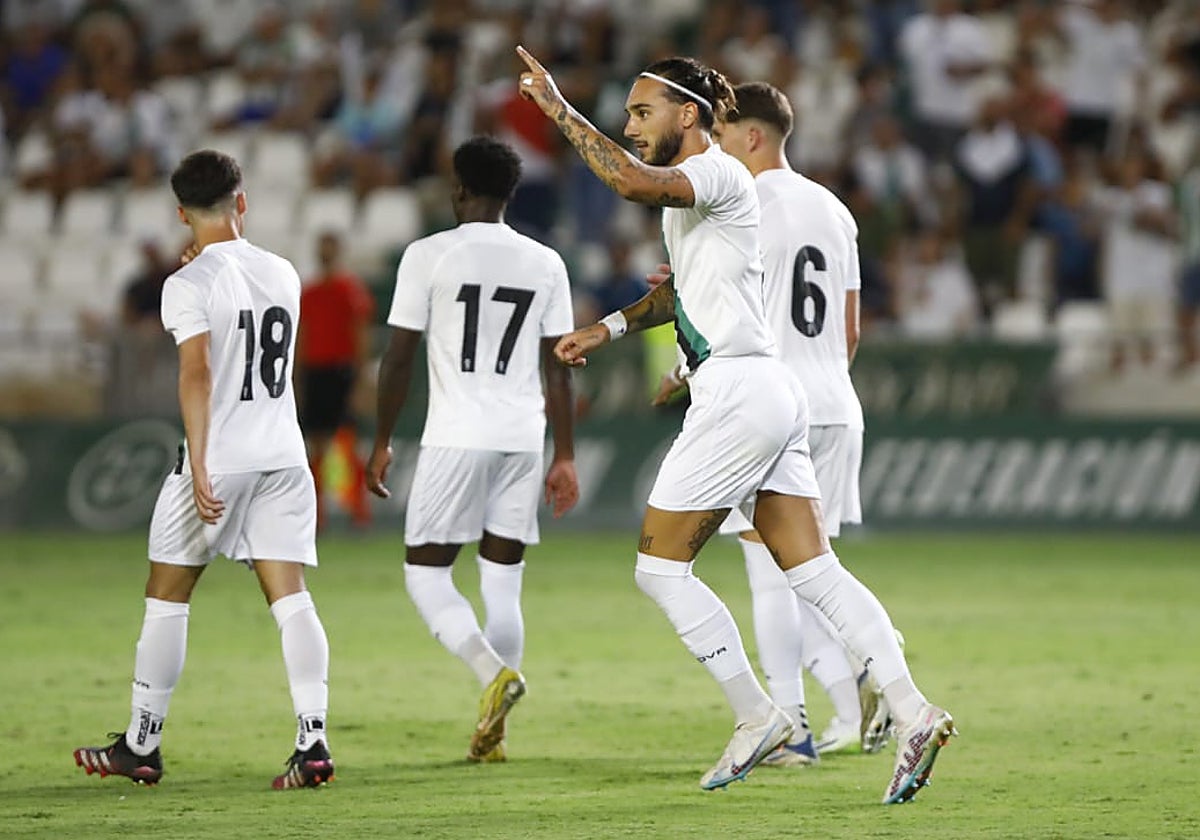El blanquiverde Gudelj celebra su gol en El Arcángel