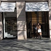 Intentan robar por alunizaje en la tienda Chanel de Barcelona y huyen ante los Mossos