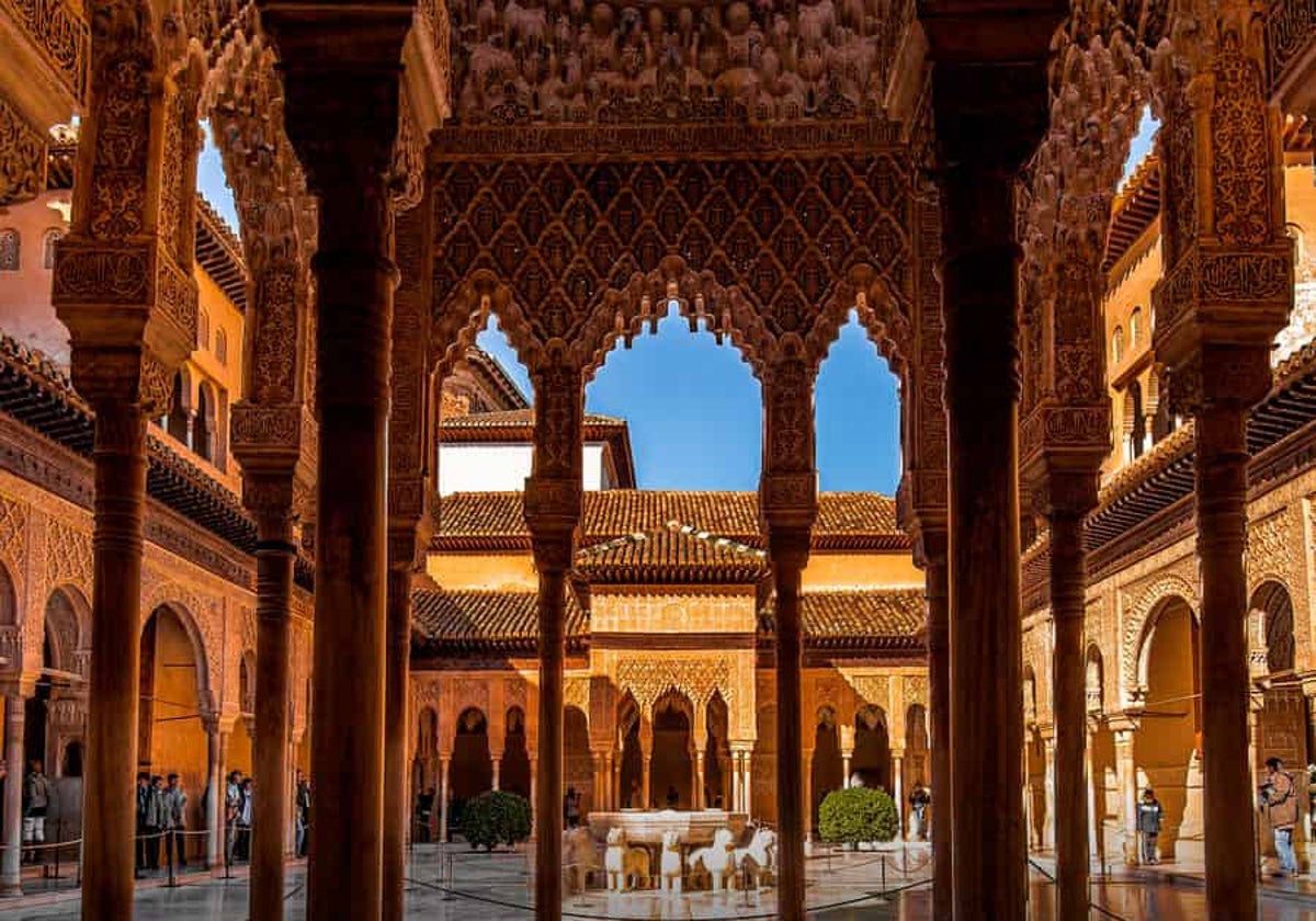 Patio de los Leones, en el conjunto monumental de la Alhambra.