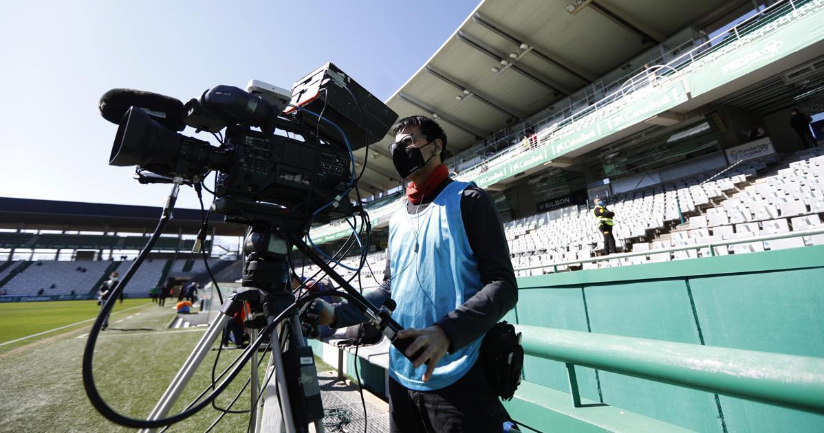 Un operador de cámara durante un partido en El Arcángel