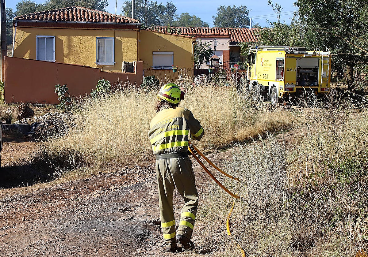 . Medios terrestres y aéreos trabajan en la extinción de un incendio en San Andrés del Rabanedo (León) desatado este domingo