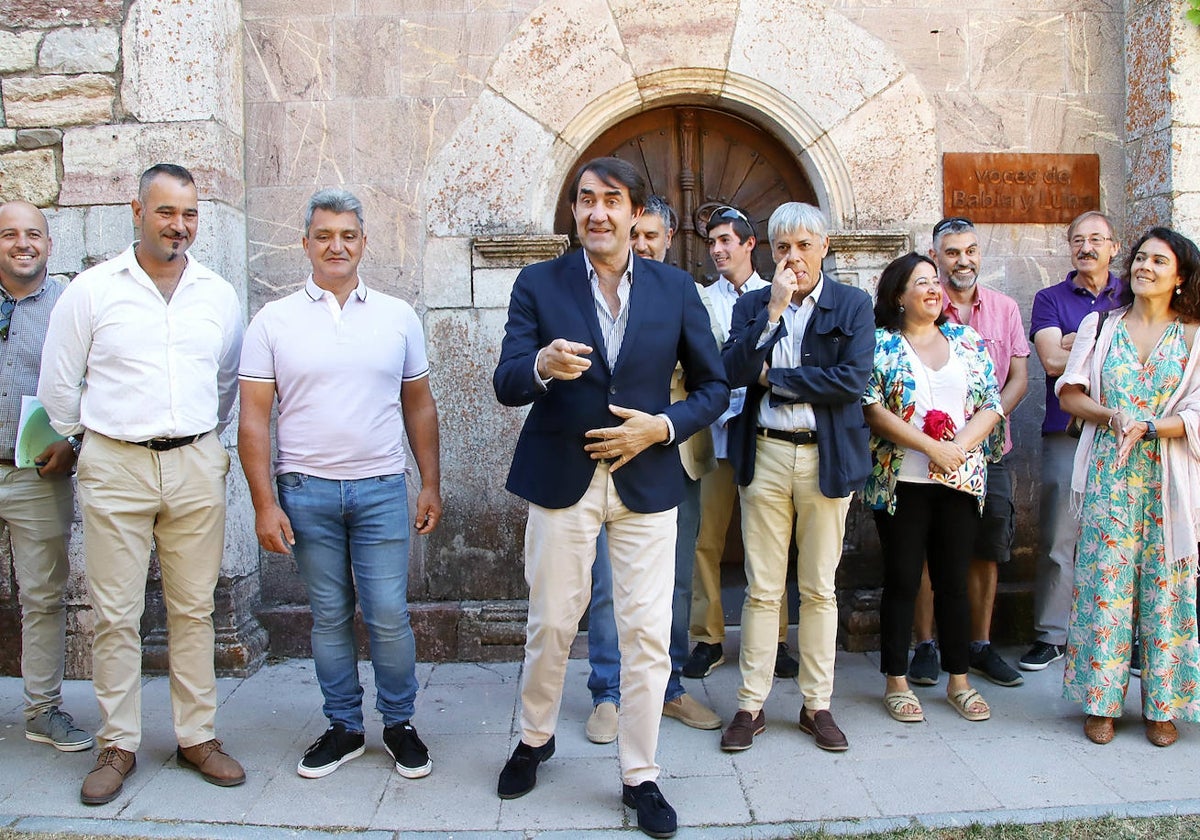 El consejero de Medio Ambiente, Juan Carlos Suárez-Quiñones, en la Casa del Parque Babia y Luna, donde ha presentado la resolución de la convocatoria de subvenciones para las Reservas de la Biosfera de Castilla y León