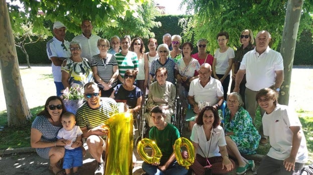 Rosa Aragonés, en la residencia de Quintana Redonda (Soria), junto a su familia en su centenario este lunes