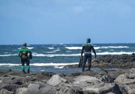 Una cadena humana de guardias civiles salva la vida de un joven que se ahogaba en la playa de Burriana