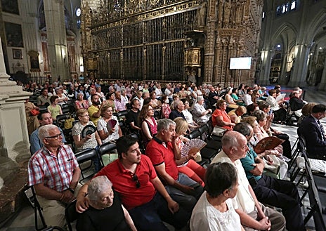 Imagen secundaria 1 - lLa misa que ha abierto el Octavario de la Virgen del Sagrario ha estado oficiada por Sebastián Villalobos, consiliario de la Esclavitud de nuestra Señora del Sagrario y a ella han asistido numerosos fieles, entre ellos la concejal de Cultura, Ana Pérez; Movilidad, José Ignacio Jiménez; y Educación, Daniel Morcillo