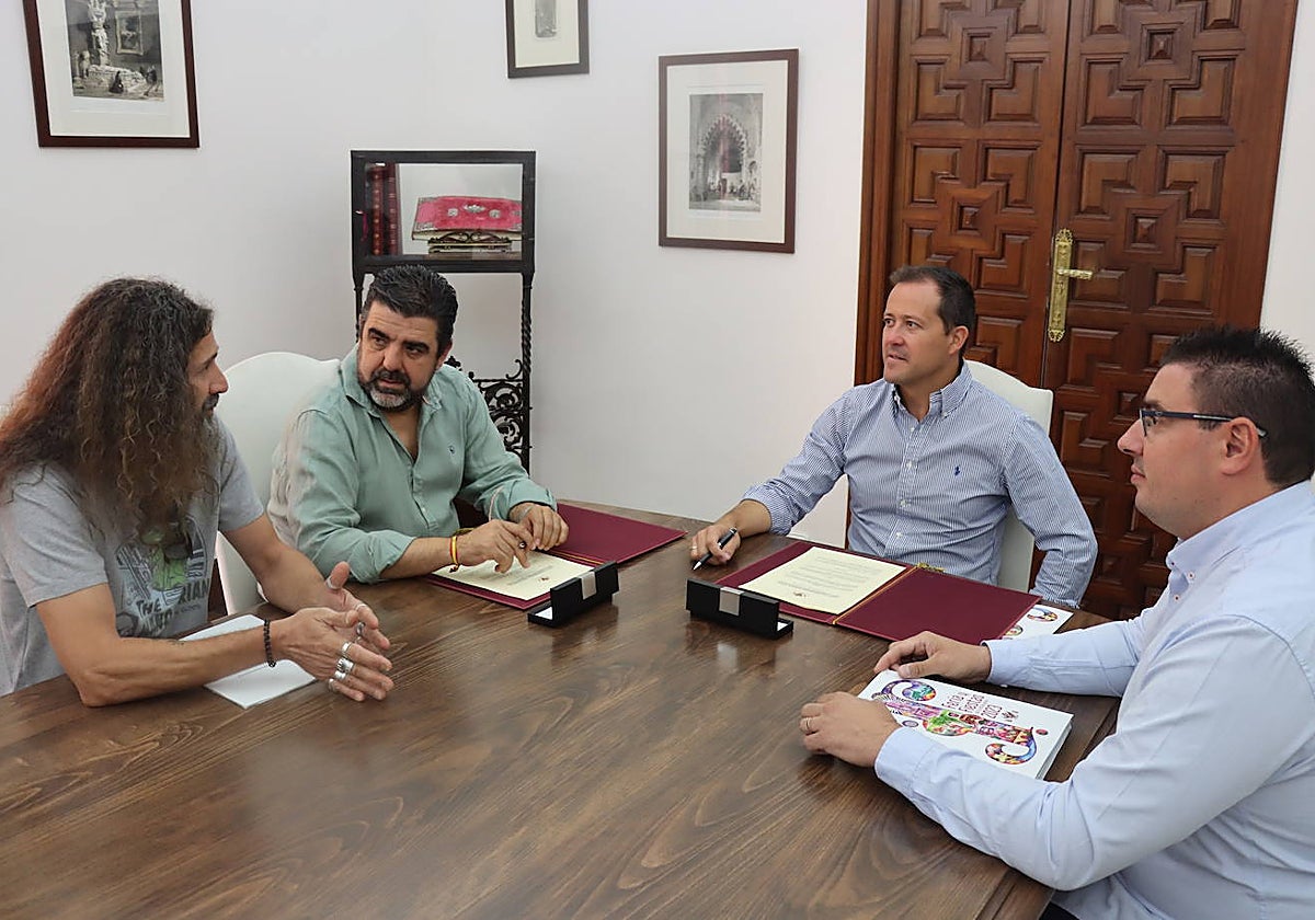 Reunión de autoridades para fijar el convenio de colaboración con los hosteleros