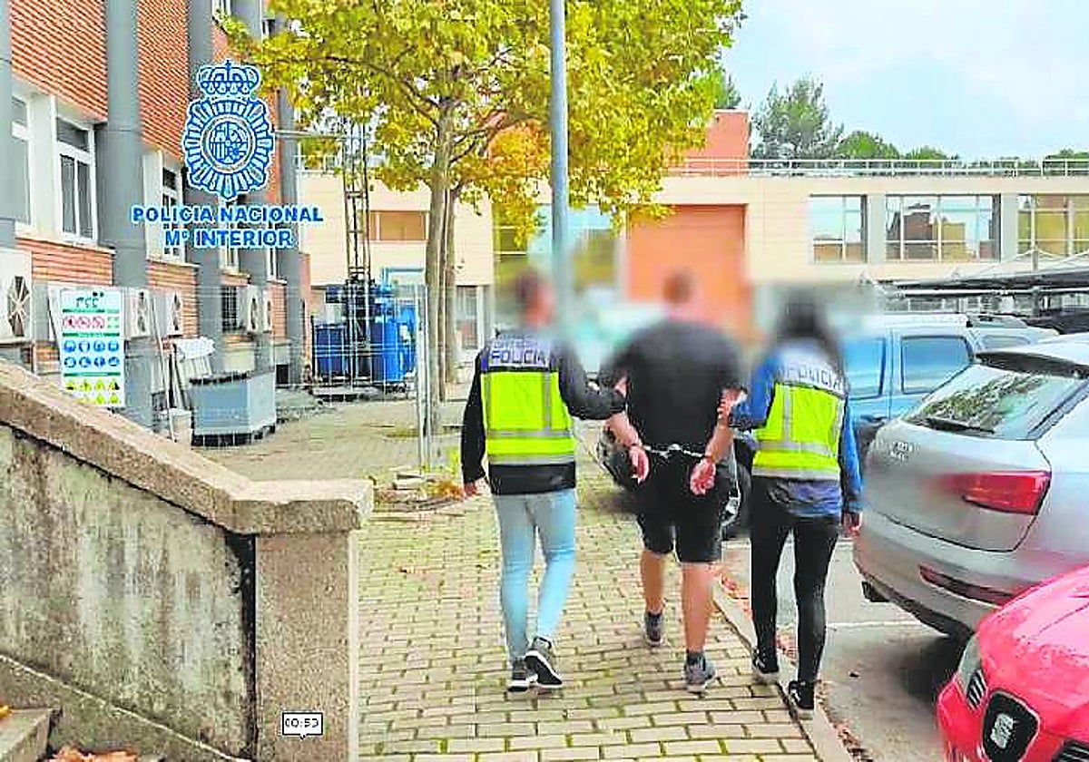 La Policía Nacional traslada a un fugitivo alemán detenido, en el complejo de Canillas