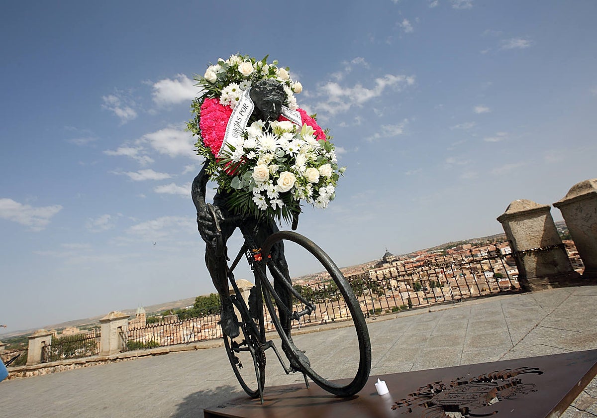La escultura de Bahamontes hoy con una corona de flores