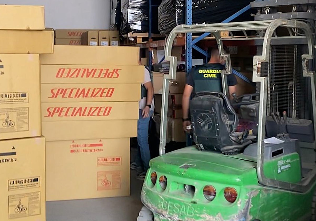 Agentes del Instituto Armado, en la nave de Vicálvaro, durante la operación