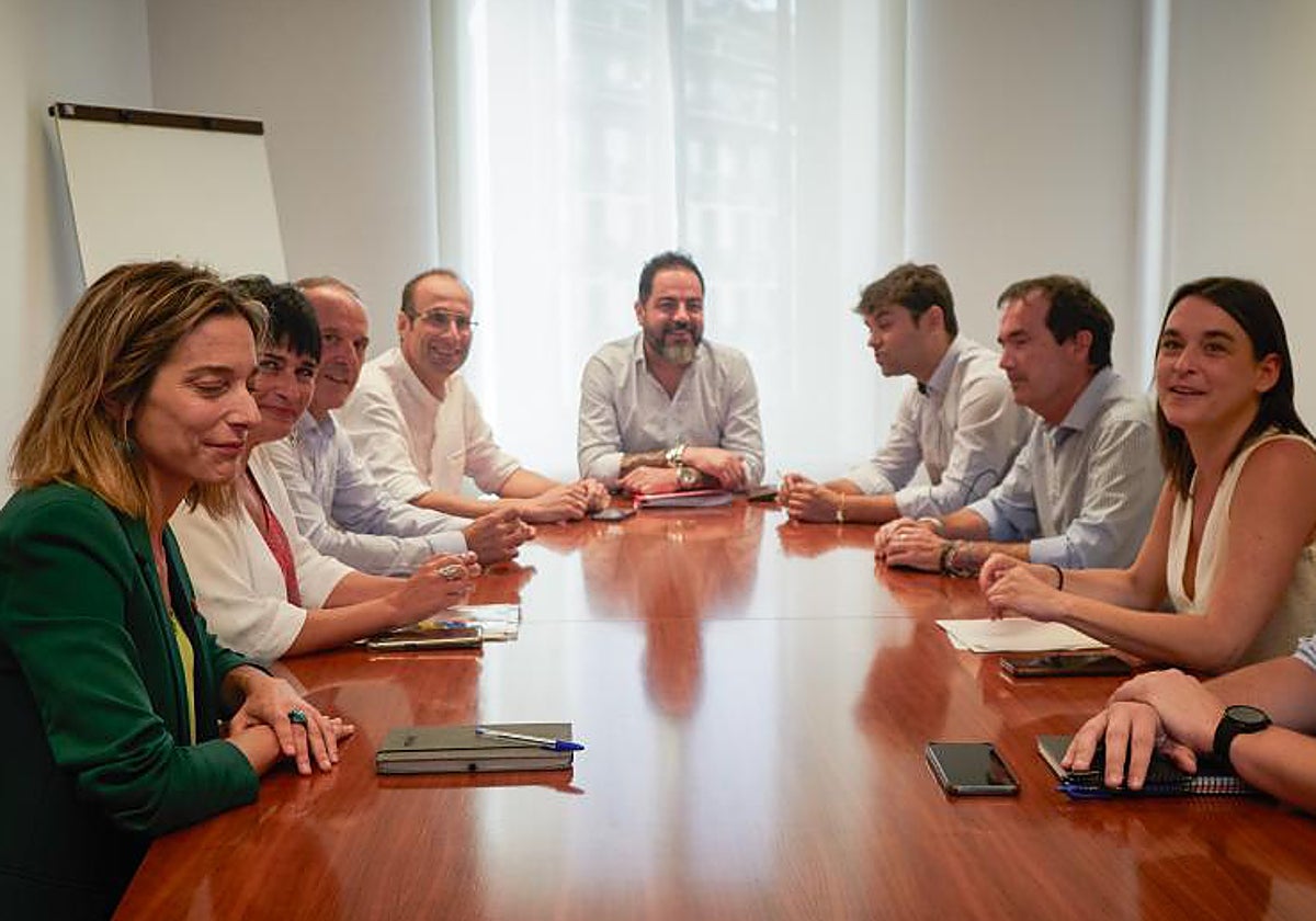 Los representantes de PSN, Geroa Bai, Contigo-Zurekin y EH Bildu durante la reunión de este miércoles en el Parlamento navarro