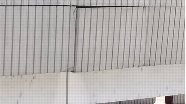 Grietas en los bloques de hormigón del edificio de la estación