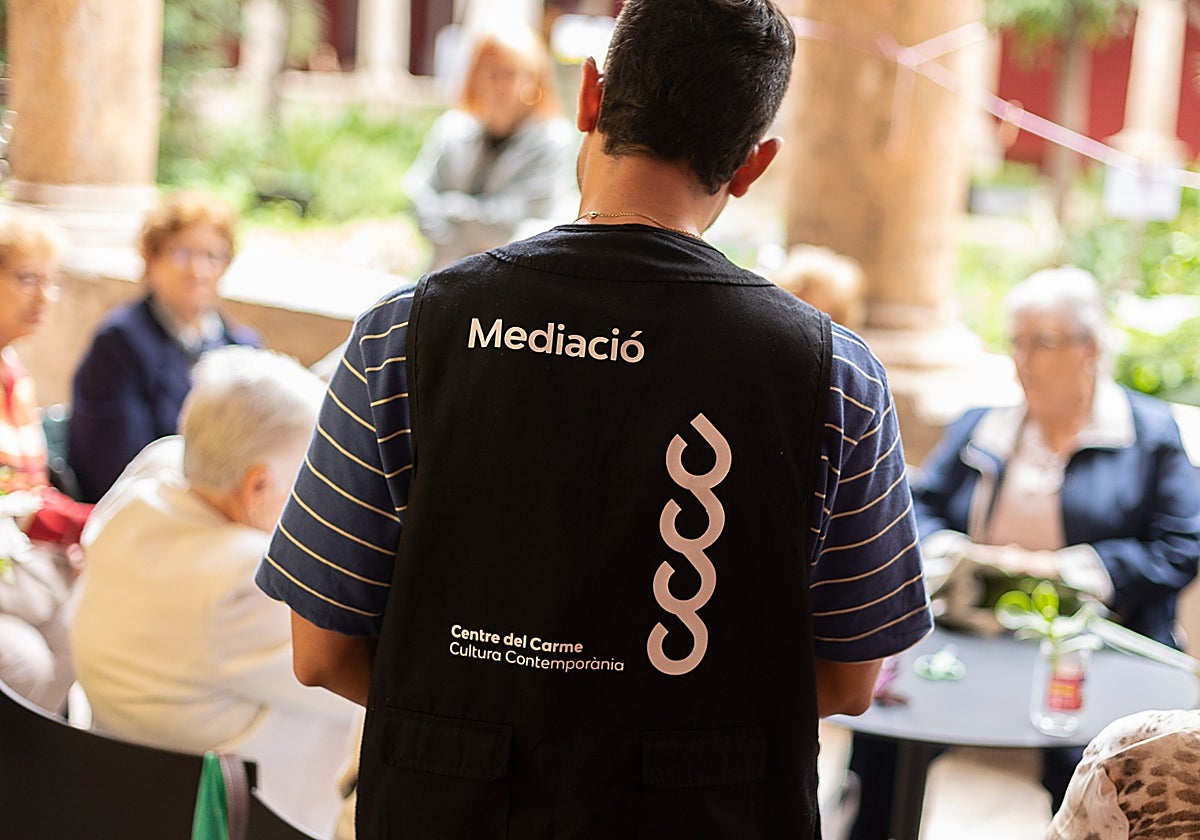 Imagen de un empleado de mediación del Centre del Carme de Valencia