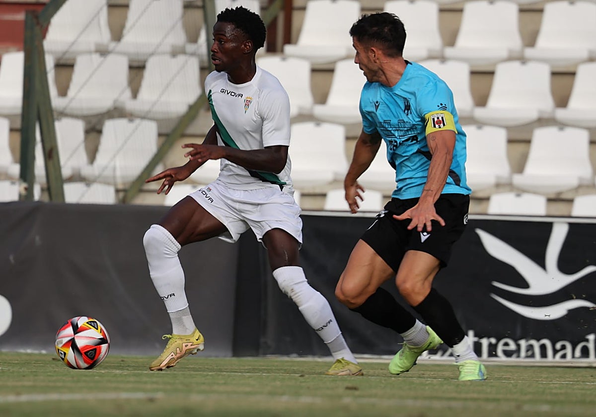 Adilson conduce el balón durante el partido ante el Mérida