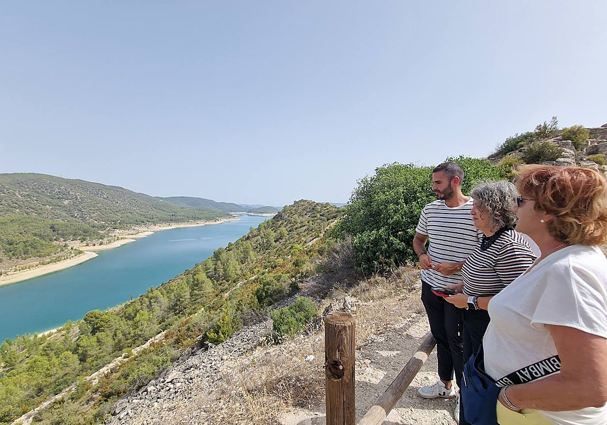 Mercedes Gómez y el presidente de la Asociación de Municipios Ribereños