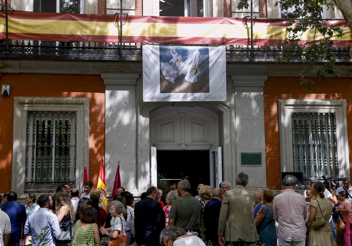 La obra 'Paseo en la Orilla de Mar' luce en Chamberí en recuerdo a Sorolla