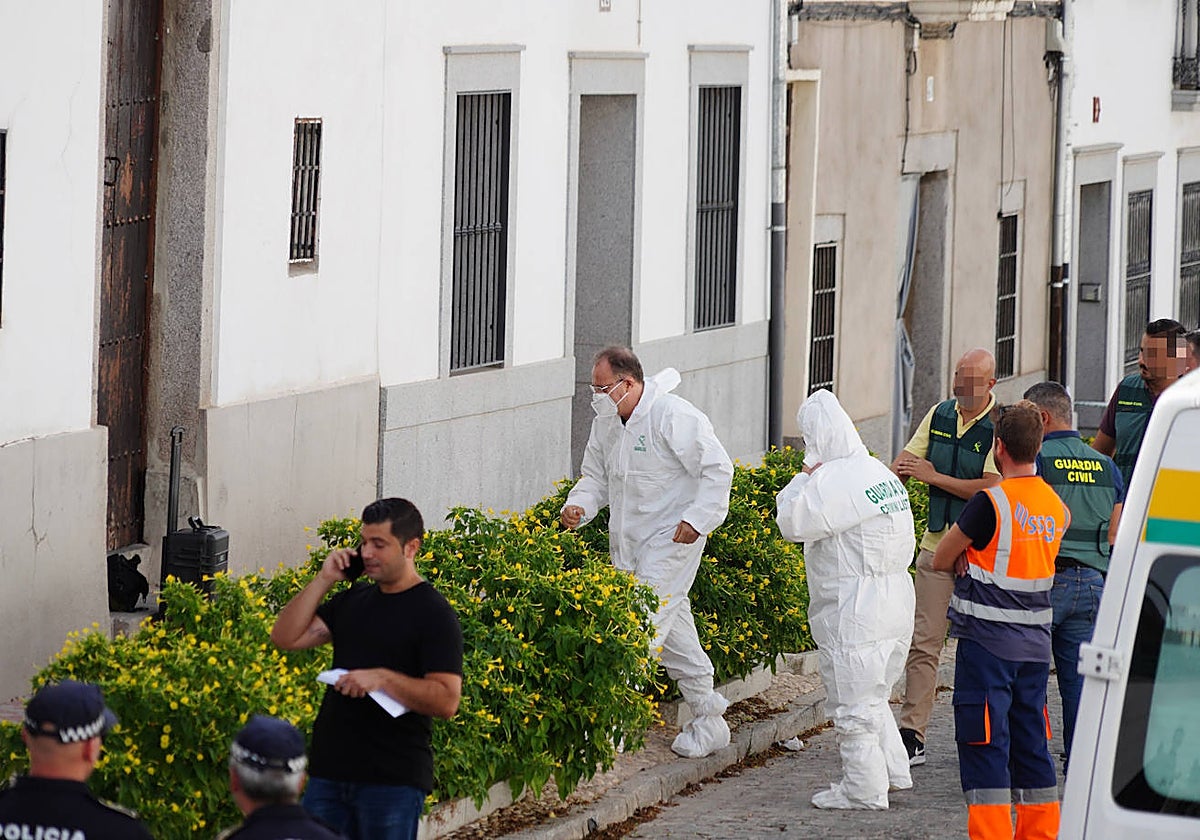 Investigación de la Guardia Civil en la casa en que se encontraron los cuerpos