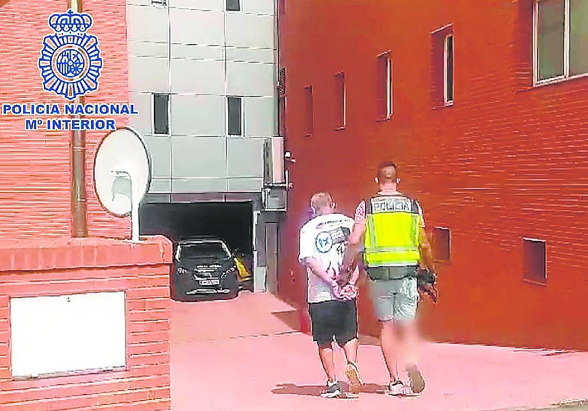 La Policía Nacional traslada al argentino detenido