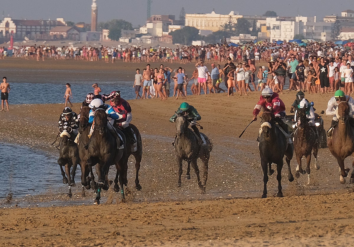 Los jinetes en plena competición