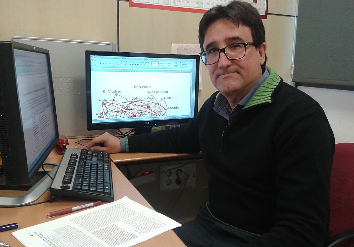 Imagen del investigador Francisco Pedroche durante su jornada de análisis