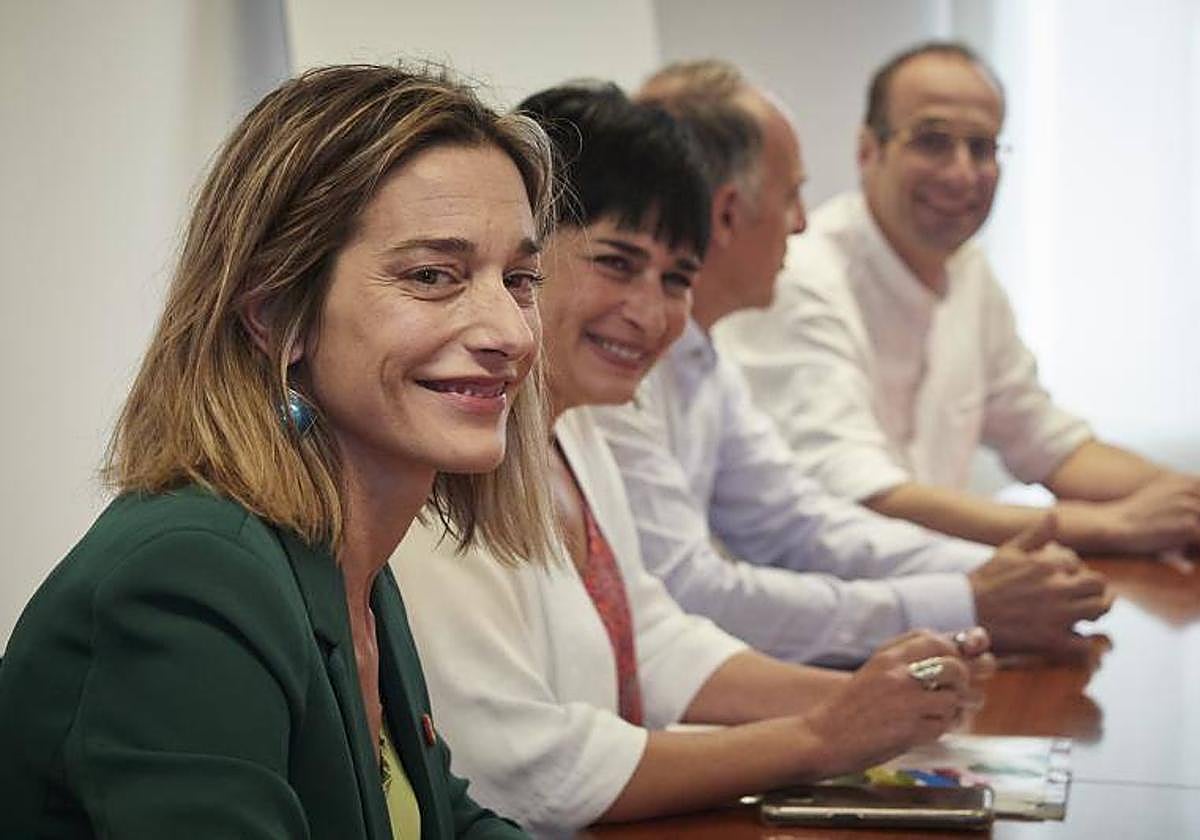 Miren Zabaleta junto a Laura Aznal durante una reunión con Geroa Bai y Contigo-Zurekin