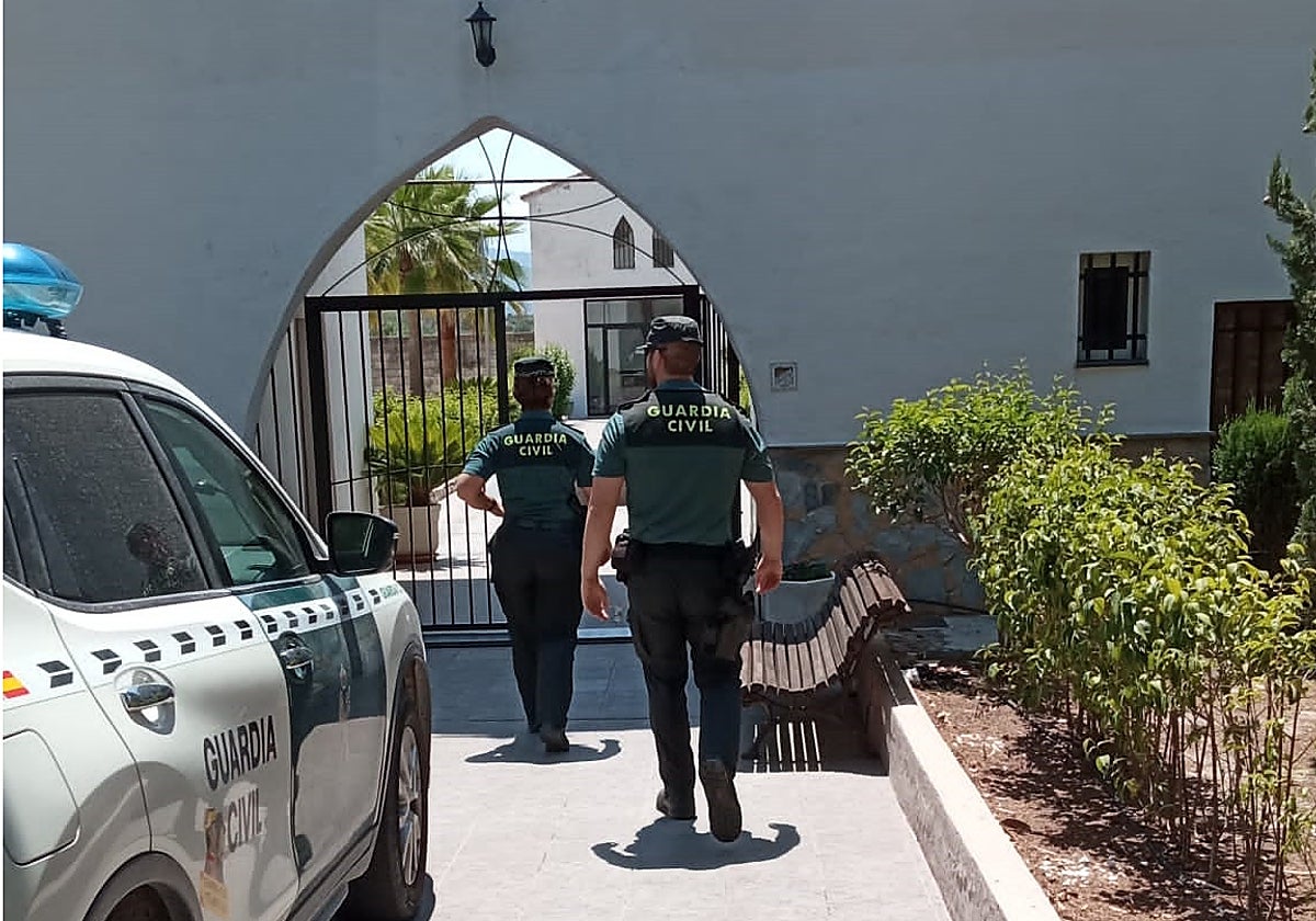 Agentes de la Guardia Civil acceden el cementerio donde se han producido las profanaciones de tumbas.